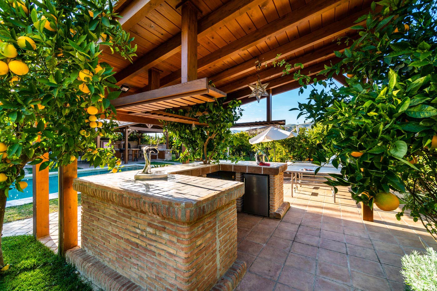 Bar junto a la piscina, con fregadero, 2 neveras y grifo de cerveza